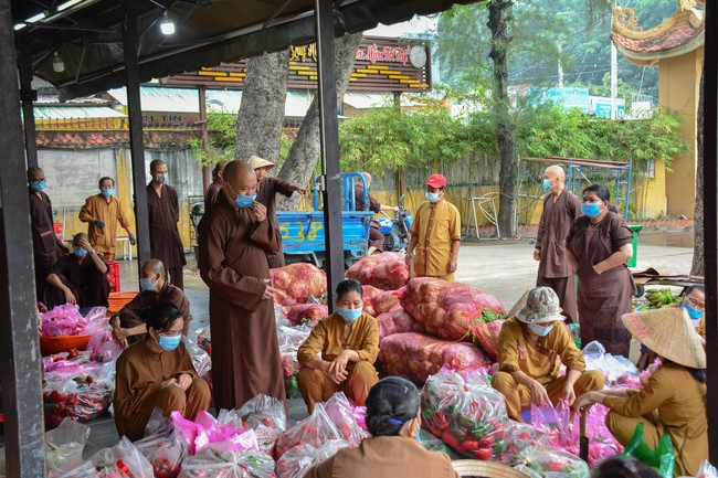Continuing to support people in need in the Covid-19 pandemic of Hoang Phap Pagoda (series 4)